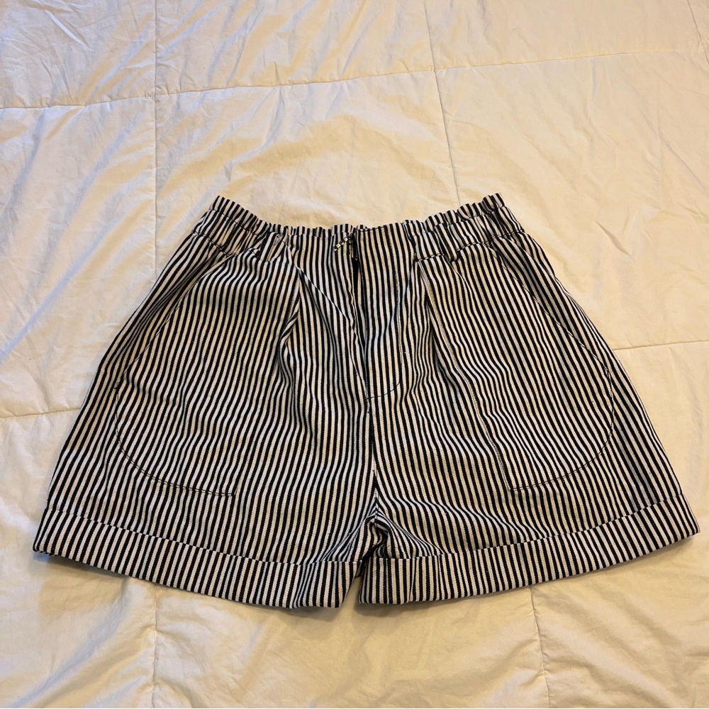 Black and white high waited Frnch Paris shorts